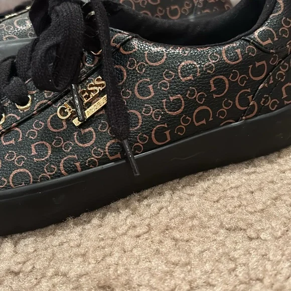 NWOT Black and Brown GUESS Lace Shoes - Picture 5 of 6